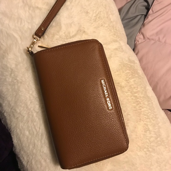 Michael Kors Handbags - Michael Kors Wristlet